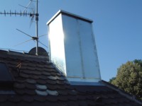 Kaminverkleidung aus Zink in altem Biberdach