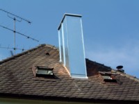 Kaminverkleidung aus Zink in altem Biberdach