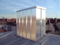 Kaminverkleidung aus Aluminium in Alu-Metalldach