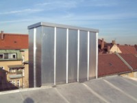 Kaminverkleidung aus Aluminium in Alu-Metalldach